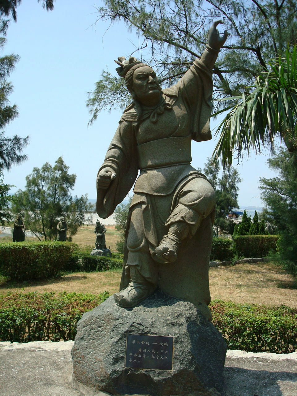 位于崇武石雕工艺博览园的欧鹏雕像
