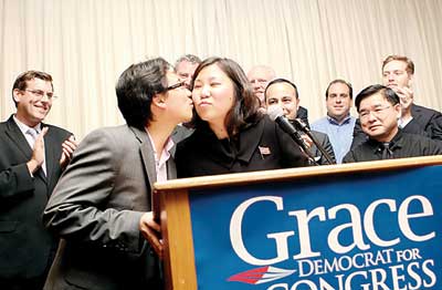 夫婿桂源钟在庆功会上亲吻孟昭文庆祝胜选 夫婿桂源钟在庆功会上亲吻孟昭文庆祝胜选