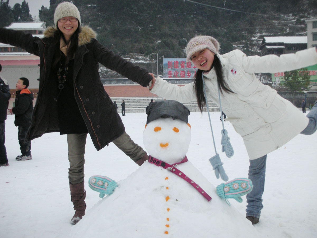 堆好雪人兴奋的女生 堆好雪人兴奋的女生