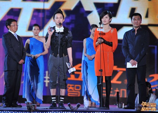 何炅(微博)谢娜荣获“微博之星”