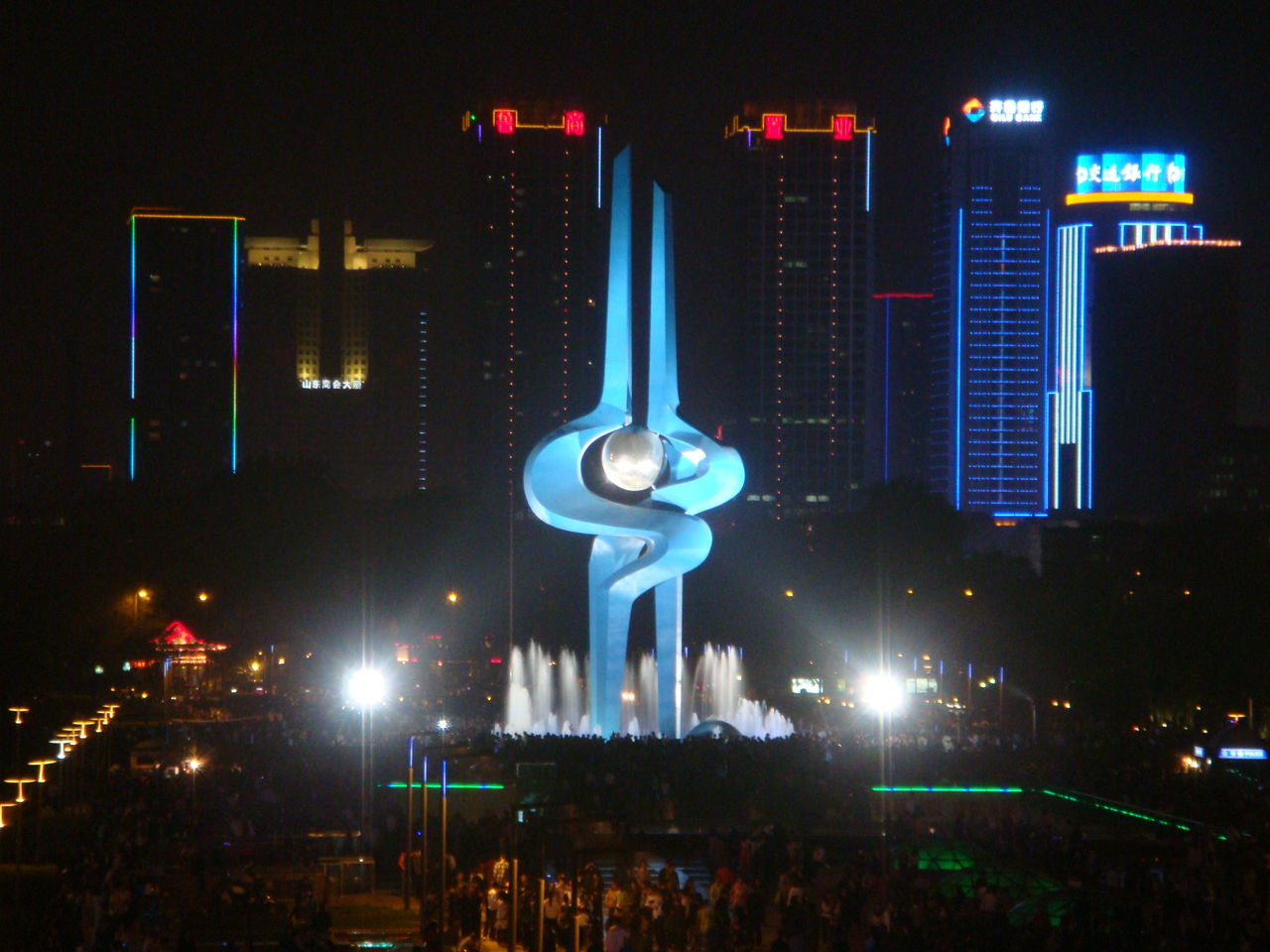 泉标夜景 泉标夜景