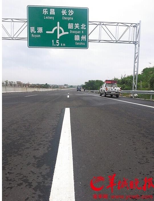 广乐高速通往江西方向的指路牌。 广乐高速通往江西方向的指路牌。