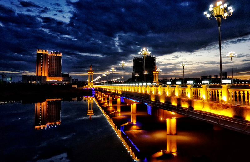 乌兰察布察哈尔东街夜景