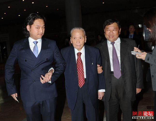 邱德根与儿子邱达昌（右）及孙儿邱华玮