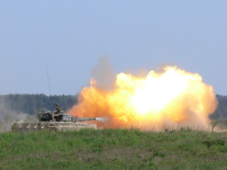 T-72主战坦克在军演中开炮 T-72主战坦克在军演中开炮