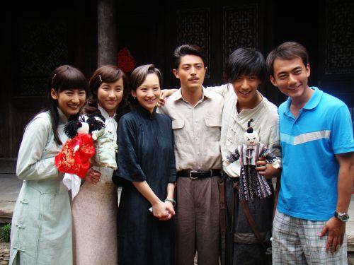 《新一剪梅》剧组幕后合影 《新一剪梅》剧组幕后合影