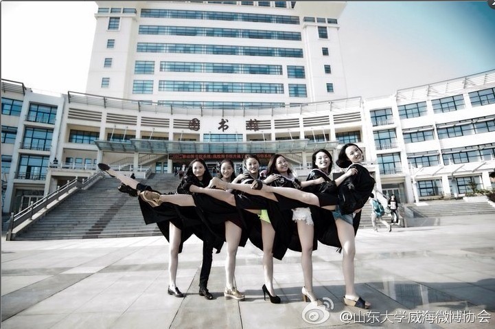 山东大学（威海）图书馆前学生毕业照
