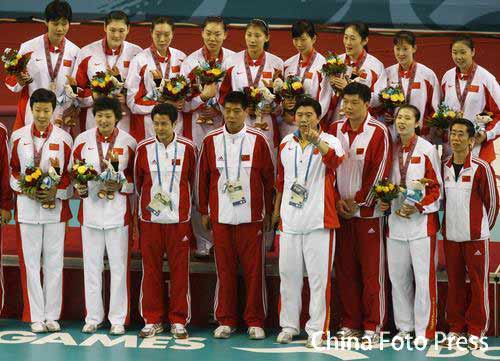 2006年亚运女排中国战胜日本夺冠 与教练合影 2006年亚运女排中国战胜日本夺冠 与教练合影