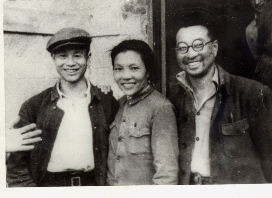 1945年中共“七大”代表徐以新（左一）、蔡畅、陈赓合影