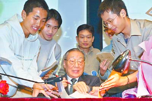 李岚清为读者签名 李岚清为读者签名