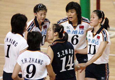 中国女排6比0广州男排 团结之师时时互相鼓励