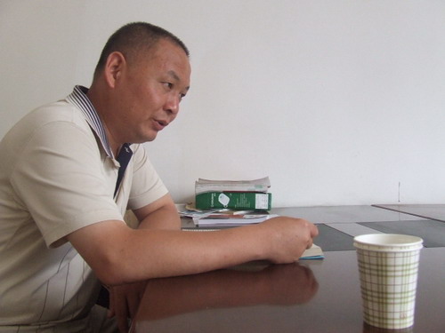 冯缤在孝感中院接受记者採访 冯缤在孝感中院接受记者採访