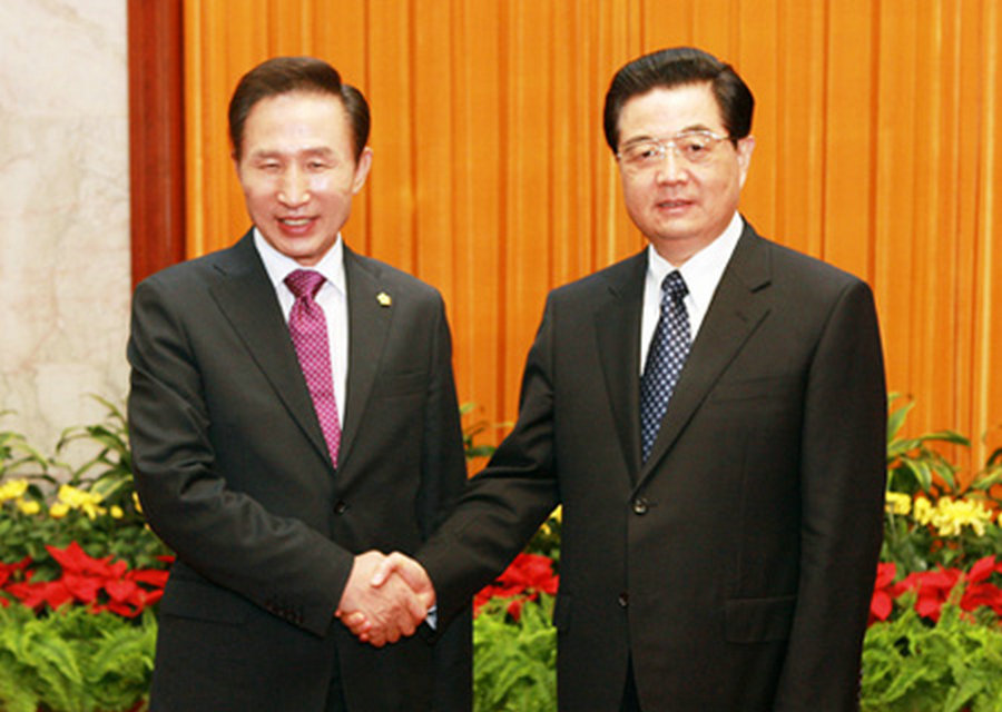 胡锦涛与李明博握手
