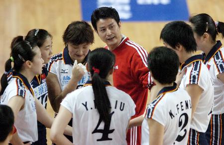 中国女排6比0广州男排 陈忠和部署周密战术