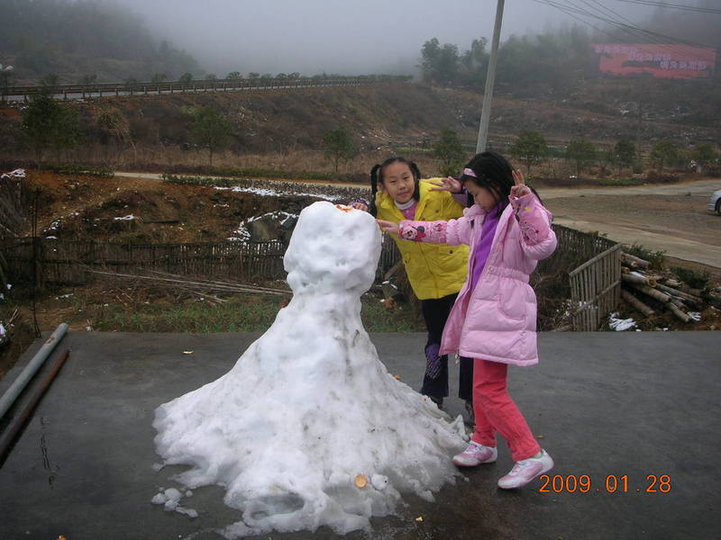 正在堆雪人的小女孩 正在堆雪人的小女孩