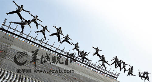 茛凌空跃下,还要保持队形 茛凌空跃下,还要保持队形