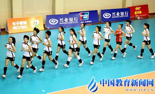 7.29包头一中女排队员进行赛前热身