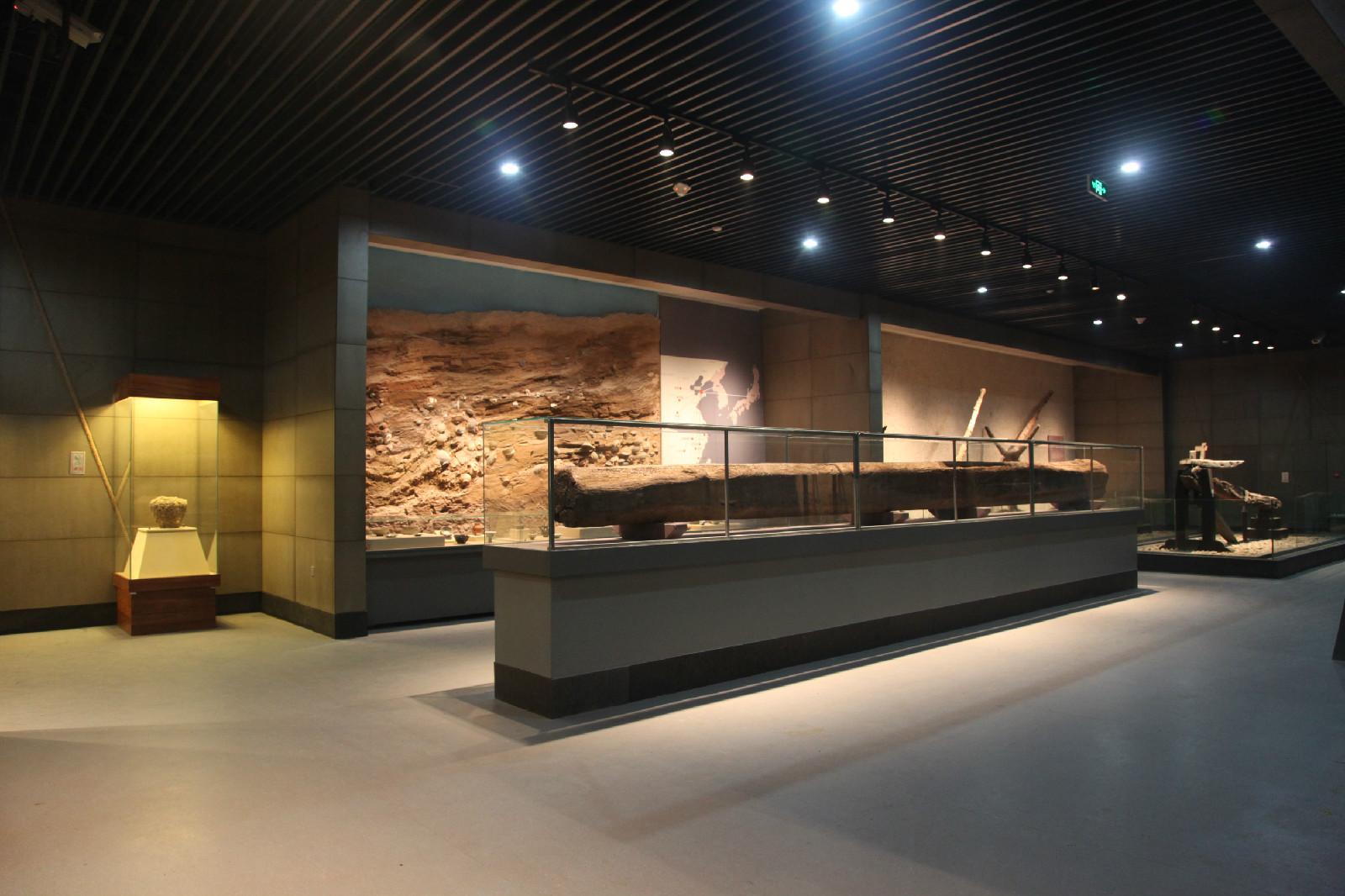 展厅内展出的紫檀木舵桿 展厅内展出的紫檀木舵桿