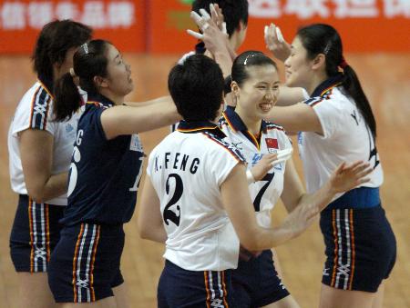 中国女排6比0广州男排 庆祝酣畅淋漓大胜