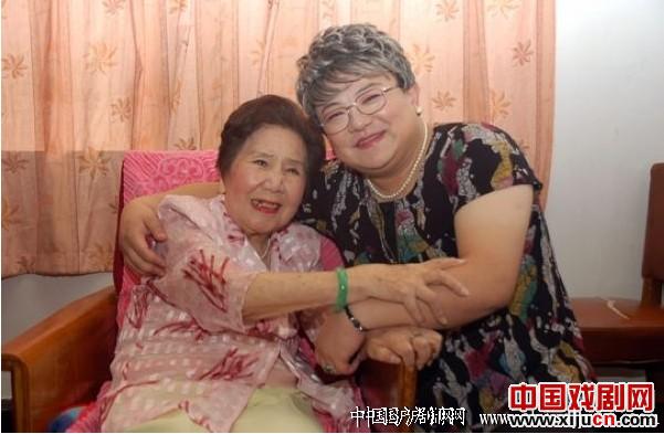 着名表演艺术家杨飞飞与“上海阿婆”舒悦