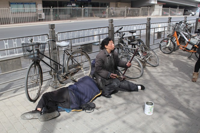 乞丐(以乞讨谋生的人)