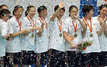 2003年女排亚锦赛中国队员在颁奖仪式上 2003年女排亚锦赛中国队员在颁奖仪式上