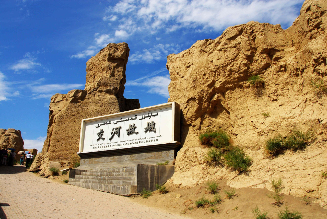 交河故城(吴冠中创作油画)