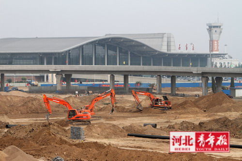 航站楼前停车场正在施工
