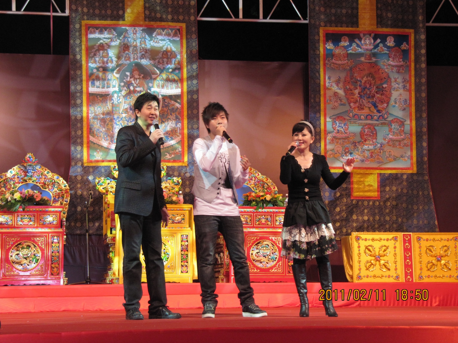 任静付笛声一家在演唱会上倾情献唱 任静付笛声一家在演唱会上倾情献唱